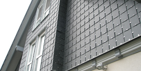Unterlegte Rechteck-Doppeldeckung an der Fassade mit sichtbaren Edelstahlklammern