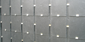 Unterlegte Rechteck-Doppeldeckung an der Fassade mit sichtbaren Edelstahlklammern 2